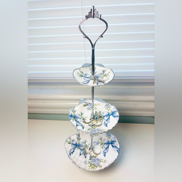 Handmade 3 Tier Scallop Shell Jewelry Stand With Blue Bow Decoupage design - Picture 5 of 13